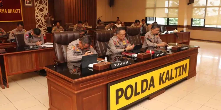 Kapolda Kaltim Irjen. Pol. Drs. Imam Sugianto, M.Si., mengikuti Rapat Anev Situasi Kamtibmas Terkini melalui Video Conference