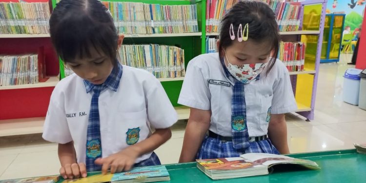 Suasana kunjungan siswa SD ke Perpustakaan Daerah