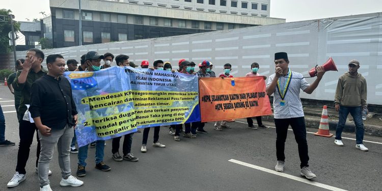 Mahasiswa PKC PMII lakukan aksi demonstrasi menuntuk KPK RI untuk mengusut beberapa dugaan korupsi yang terjadi di Kaltim.