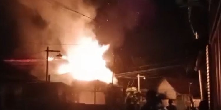 Kebakaran di Gang Rejeki 9 Hanguskan Barakan, Satu Korban Jiwa Dilaporkan