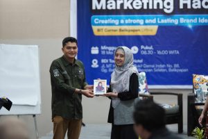 Pemberian Penghargaan kepada pembicara digital marketing, Rizki Rahmadianti